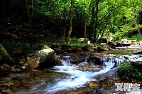 两峰夹小溪地湿又无泥诗高清