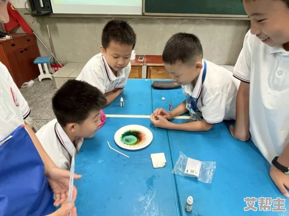 六年级自扣出浆：学生们在实践中学习，积极参与科学实验，探索物理现象的奥秘与乐趣