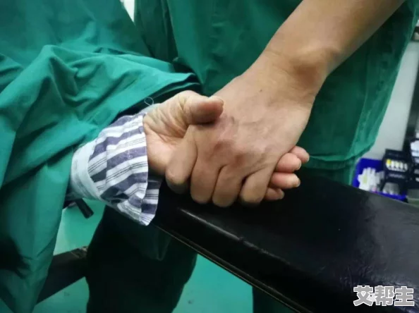 护士的手交handjob：医护人员的温暖与关怀传递正能量